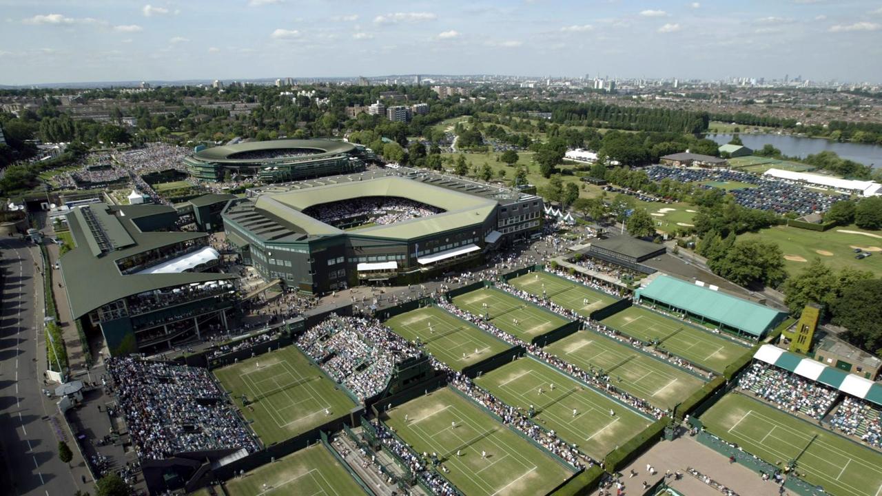Blick aus der Luft auf die Tennis-Anlagen von Wimbledon mit ihrem Center Court