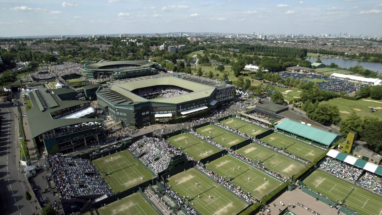 Blick aus der Luft auf die Tennis-Anlagen von Wimbledon mit ihrem Center Court Blick aus der Luft auf die Tennis-Anlagen von Wimbledon mit ihrem Center Court