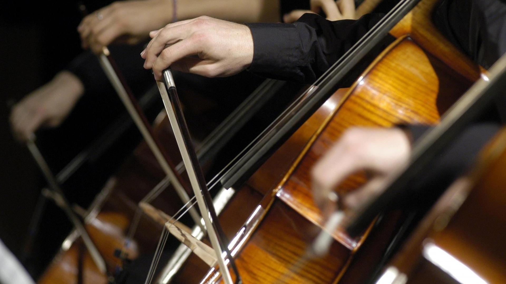 Cello-Spieler in einem Orchester