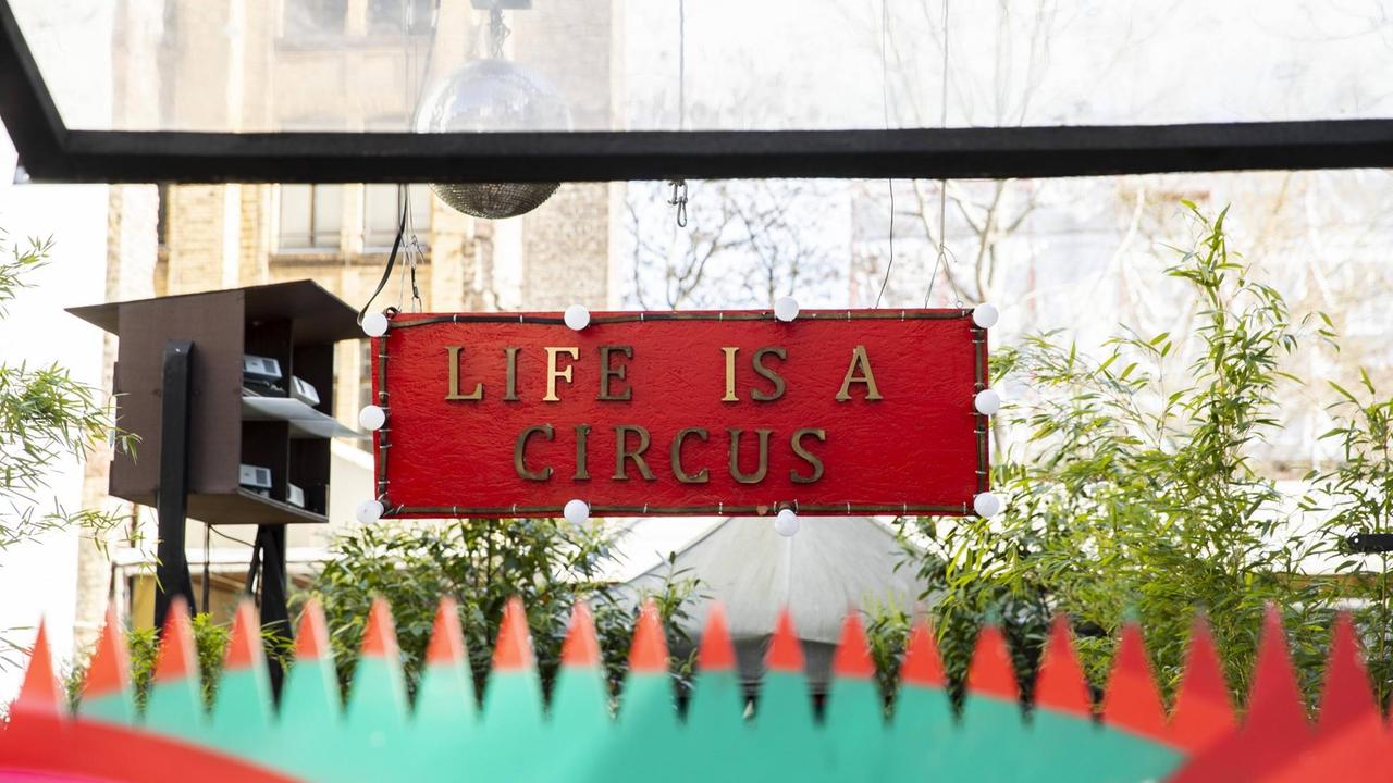 Ein rotes Schild mit der Aufschrift "Life is a circus" hängt vor dem geschlossenen Kit Kat Club in Berlin.