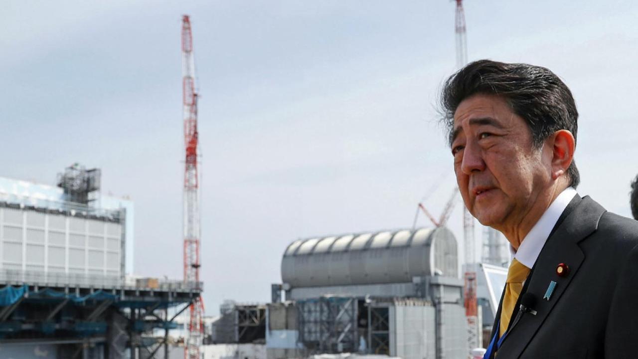 Der japanische Ministerpräsident Abe beim Besuch des weitgehend zerstörten AKW Fukushima. 