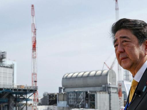 Der japanische Ministerpräsident Abe beim Besuch des weitgehend zerstörten AKW Fukushima.