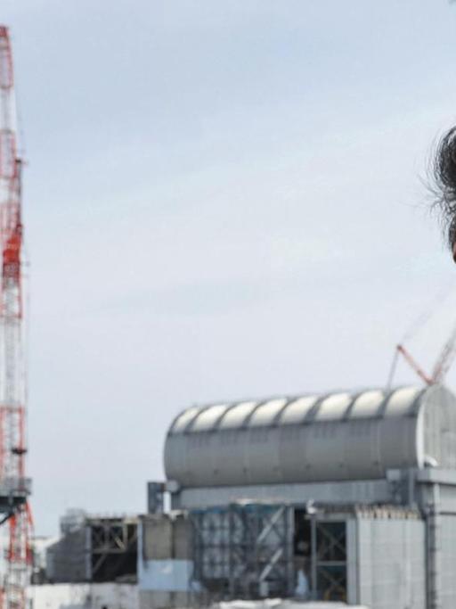 Der japanische Ministerpräsident Abe beim Besuch des weitgehend zerstörten AKW Fukushima.