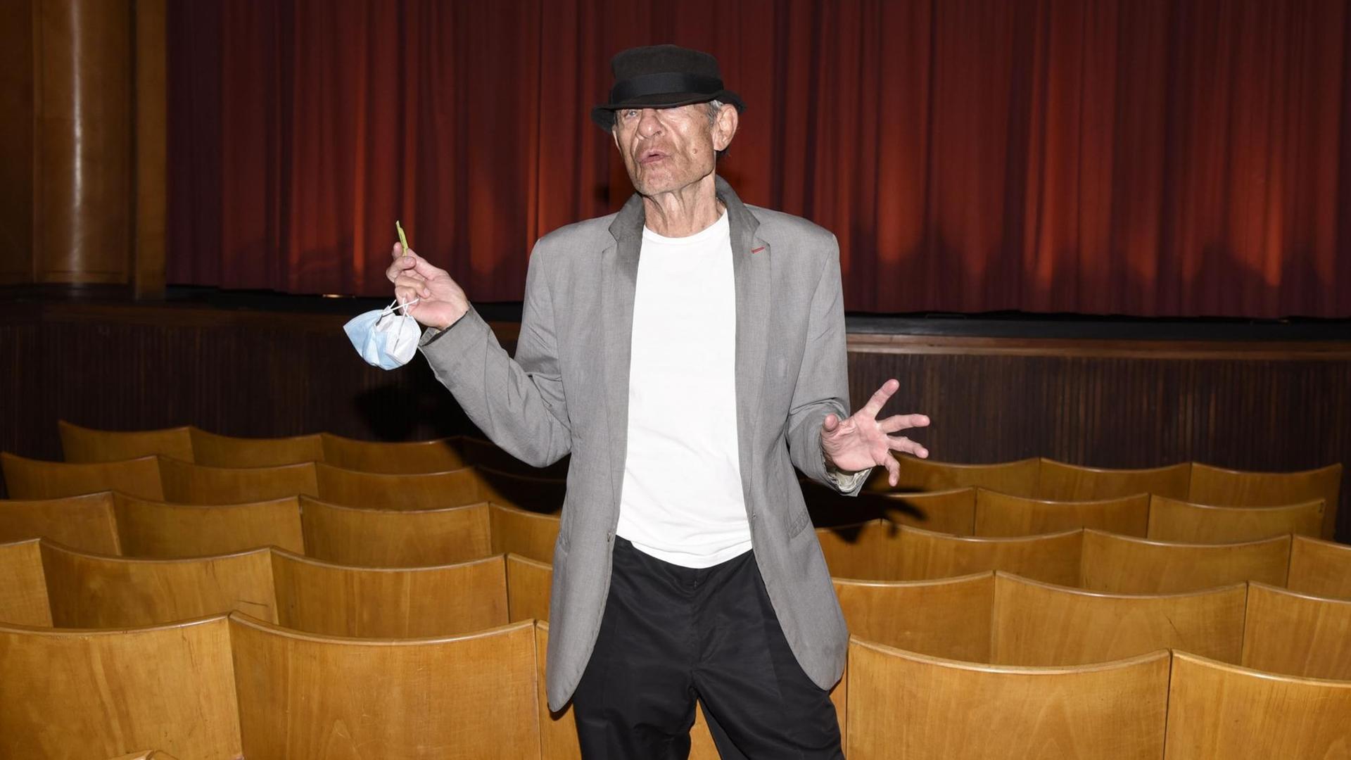 Klaus Lemke bei der Preview des Kinofilms 'Ein Callgirl für Geister' im Theatiner Filmtheater München. Klaus Lemke bei der Preview des Kinofilms 'Ein Callgirl für Geister' im Theatiner Filmtheater München.