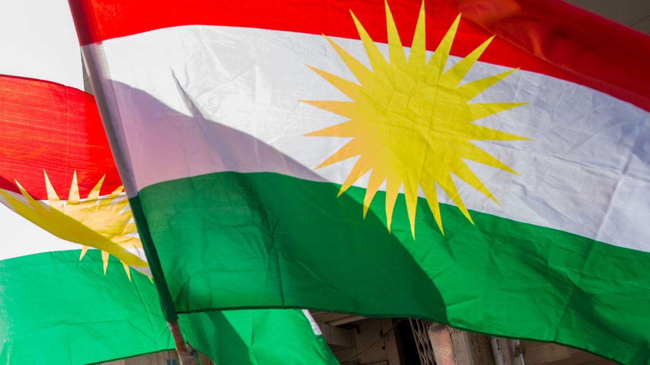 Die Fahne Kurdistans: Sie ist offizielles Hoheitszeichen in der Autonomen Region Kurdistan im Irak. In der Türkei, Syrien und dem Iran ist sie verboten. Die Fahne Kurdistans: Sie ist offizielles Hoheitszeichen in der Autonomen Region Kurdistan im Irak. In der Türkei, Syrien und dem Iran ist sie verboten.