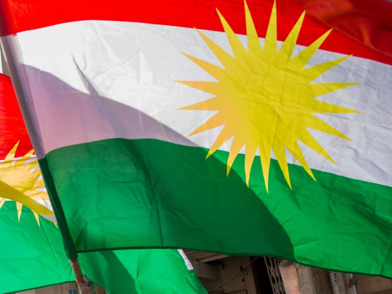 Die Fahne Kurdistans: Sie ist offizielles Hoheitszeichen in der Autonomen Region Kurdistan im Irak. In der Türkei, Syrien und dem Iran ist sie verboten.