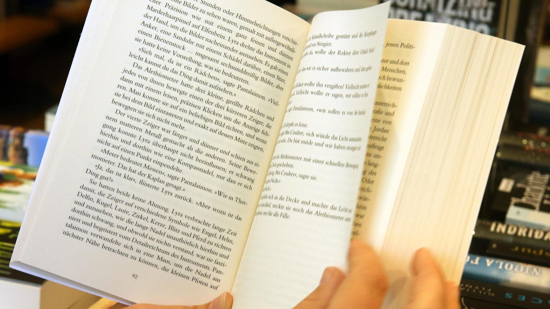 Zum Welttag des Buches lesen die TV-Moderatoren Schrowange und Nommsen hier Kindern vor. Zum Welttag des Buches lesen die TV-Moderatoren Schrowange und Nommsen hier Kindern vor.