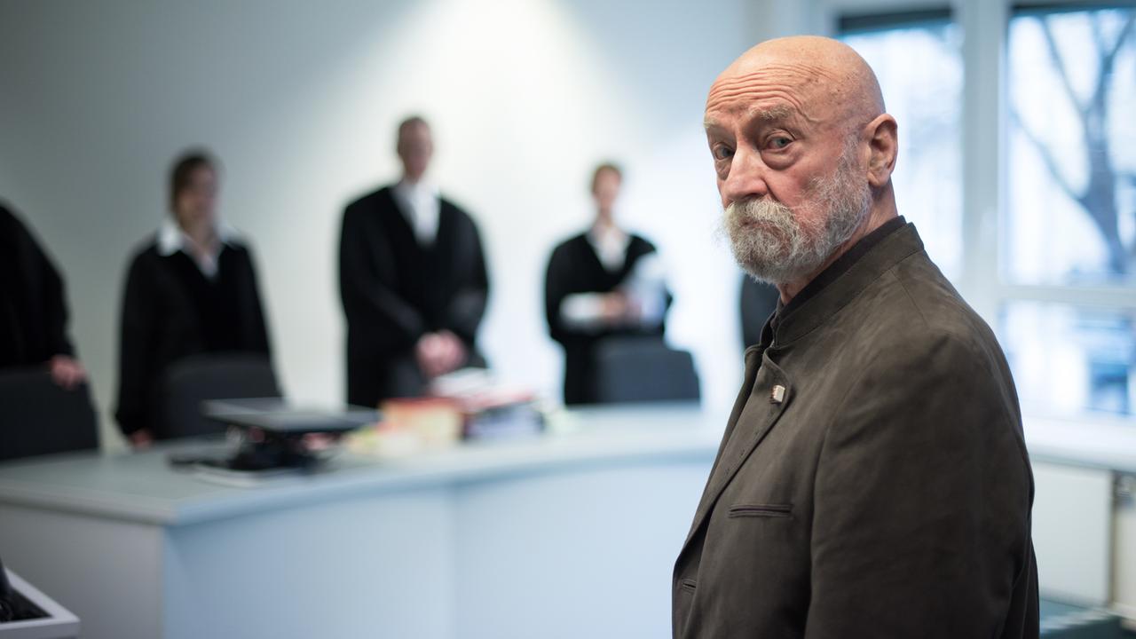 Karl-Heinz Hoffmann, Gründer der verbotenen "Wehrsportgruppe Hoffmann", steht am 10.02.2016 im Berliner Verwaltungsgericht in Berlin. Der 78-jährige Hoffmann klagt gegen das Bundesinnenministerium wegen einer 2012 angeordneten zeitweiligen Überwachung, die er für rechtswidrig hält. Foto...Fotograf:Bernd von Jutrczenka Karl-Heinz Hoffmann, Gründer der verbotenen "Wehrsportgruppe Hoffmann", steht am 10.02.2016 im Berliner Verwaltungsgericht in Berlin. Der 78-jährige Hoffmann klagt gegen das Bundesinnenministerium wegen einer 2012 angeordneten zeitweiligen Überwachung, die er für rechtswidrig hält. Foto...Fotograf:Bernd von Jutrczenka