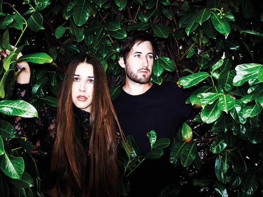Sarah and Julian, Folk-Pop-Duo aus Hamburg, sind Geschwister mit einem kalifornischen Vater und Hobbymusiker. Ihr Debüt-Album heißt "Birthmarks"