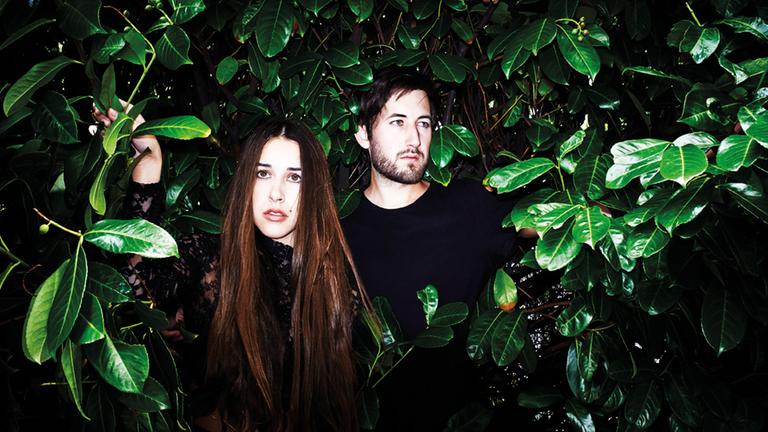 Sarah and Julian, Folk-Pop-Duo aus Hamburg, sind Geschwister mit einem kalifornischen Vater und Hobbymusiker. Ihr Debüt-Album heißt "Birthmarks" Sarah and Julian, Folk-Pop-Duo aus Hamburg, sind Geschwister mit einem kalifornischen Vater und Hobbymusiker. Ihr Debüt-Album heißt "Birthmarks"