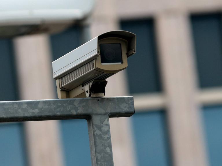 Eine Überwachungskamera an der BND-Zentrale in Berlin.