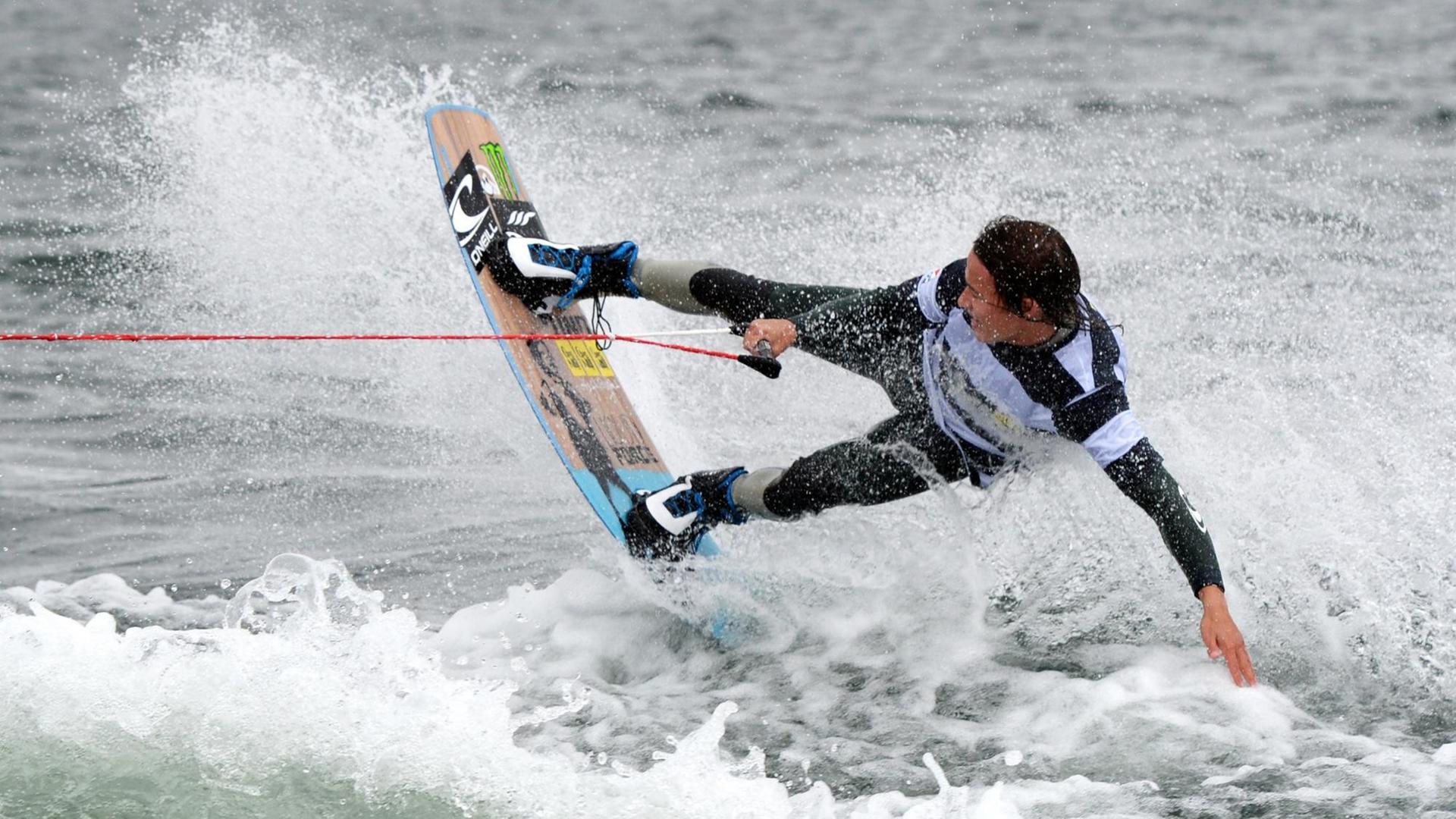 Wakeboard-Profi Nico von Lerchenfeld zeigt am 12.09.2014 auf dem Bodensee eine Woche vor Beginn der Messe "Interboot" ein paar Tricks auf dem Wakeboard. Wakeboard-Profi Nico von Lerchenfeld zeigt am 12.09.2014 auf dem Bodensee eine Woche vor Beginn der Messe "Interboot" ein paar Tricks auf dem Wakeboard.