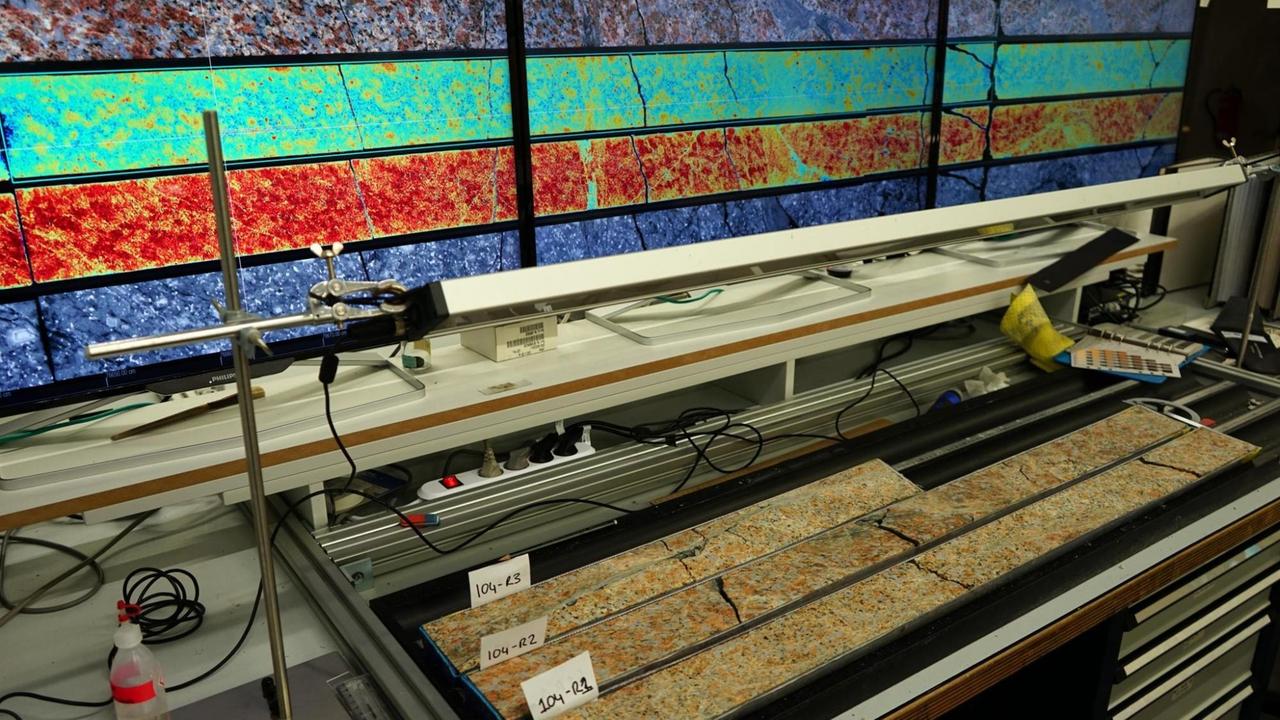 Das Team nutzt neben hochauflösenden Fotografien der Bohrkerne auch CT-Scans, um die Oberfläche und damit die Beschaffenheit des Gesteins zu beschreiben Das Team nutzt neben hochauflösenden Fotografien der Bohrkerne auch CT-Scans, um die Oberfläche und damit die Beschaffenheit des Gesteins zu beschreiben