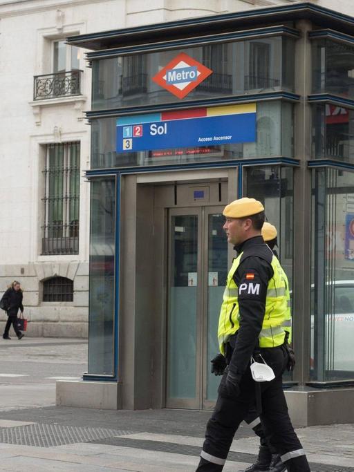 Coronavirus und Ausgangssperren in Spanien: Sicherheitskräfte auf den leeren Straßen Madrids.