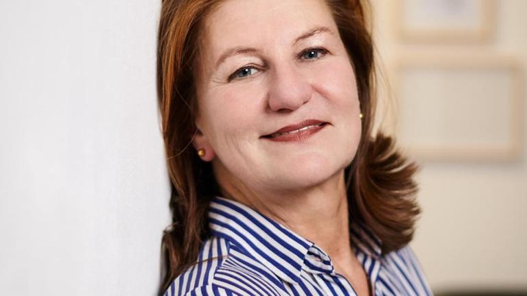 Die Autorin Ursula März lehnt, lässig an einer Wand gelehnt, in die Kamera. Die Autorin Ursula März lehnt, lässig an einer Wand gelehnt, in die Kamera.
