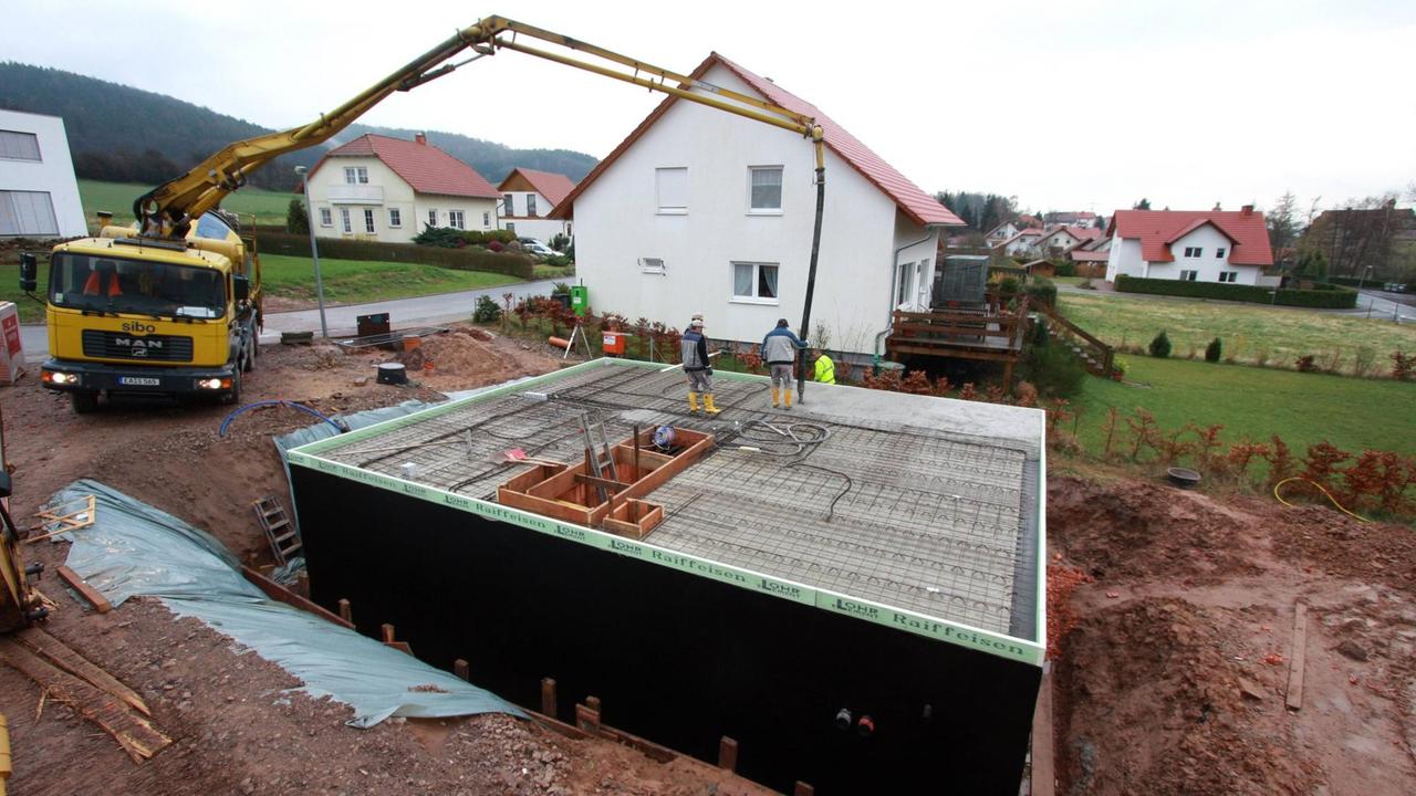 Maurer betonieren die Zwischendecke eines Einfamilienhauses in Eschwege Maurer betonieren die Zwischendecke eines Einfamilienhauses in Eschwege