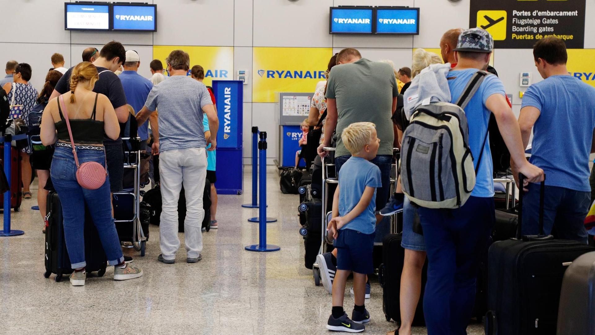 25.07.2018, Spanien, Mallorca, Palma: Passagiere stehen am Ryanair Check-In Schalter am Flughafen Palma de Mallorca an. Der Beginn eines zweitägigen Streiks des Kabinenpersonals beim Billigflieger Ryanair hat bei unzähligen Reisenden in mehreren europäischen Ländern großen Unmut ausgelöst. Die meisten Ausfälle gab es in Spanien, wo Ryanair 200 Flüge strich - ein knappes Viertel aller Verbindungen. Allein auf Mallorca fielen am 25.07.2018 wegen des Streiks 72 Flüge aus, darunter zehn der vierzig Verbindungen nach Deutschland, wie ein Flughafensprecher sagte.