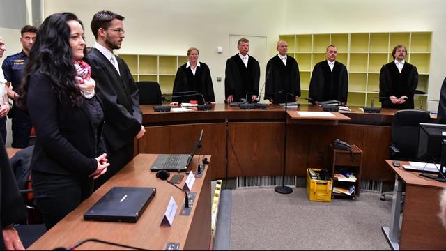 Die Angeklagte Beate Zschäpe steht neben ihrem Anwalt Mathias Grasel vor dem Vorsitzenden Richter Manfred Götzl (3.v.r.) und den Vertretern des Staatsschutzsenats Gabriele Feistkorn (l), Peter Lang (2.v.l.) und Konstantin Kuchenbauer (2.v.r).