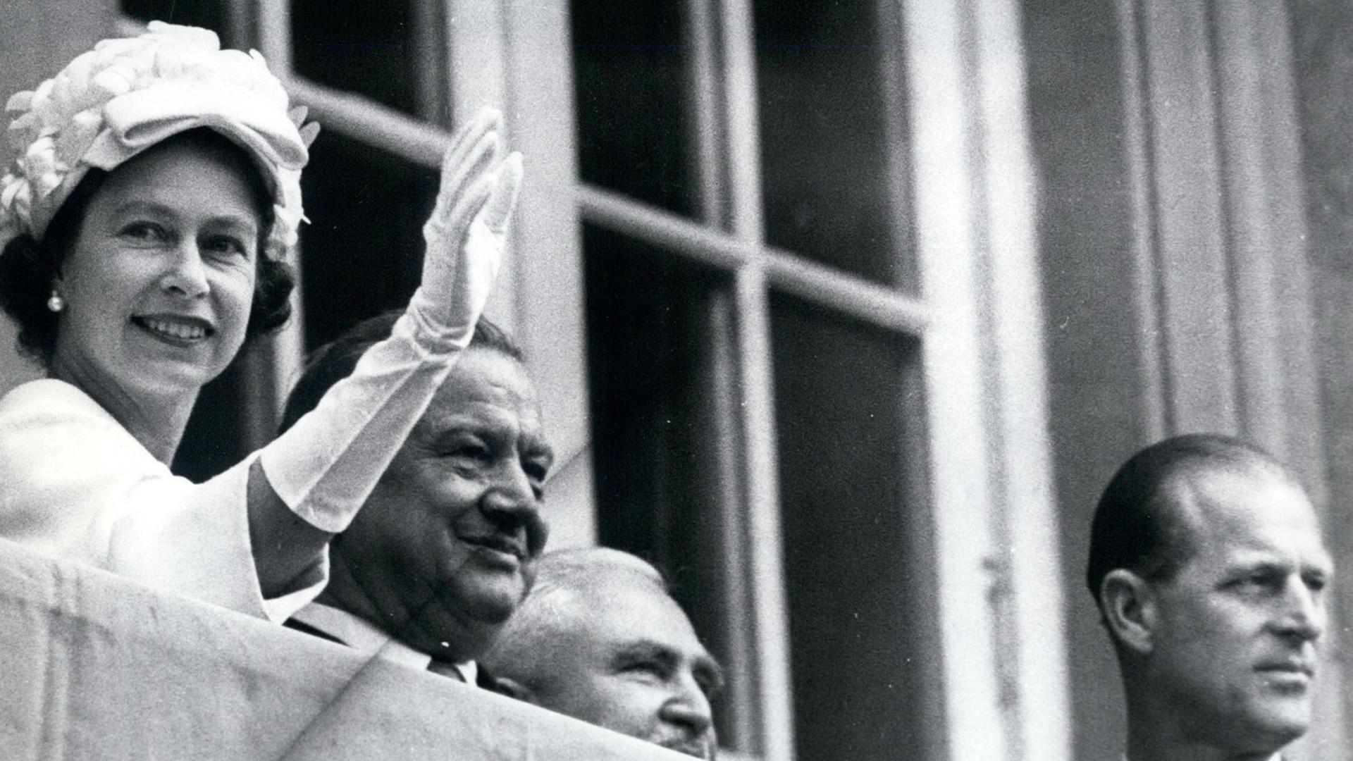 Königin Elisabeth II. von England auf dem Balkon des Münchner Rathauses. Rechts im Bild ihr Ehemann Prinz Philip. Königin Elisabeth II. von England auf dem Balkon des Münchner Rathauses. Rechts im Bild ihr Ehemann Prinz Philip.