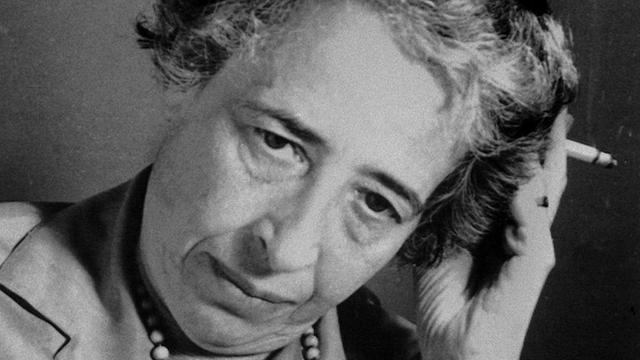 Ein Portrait der Philosophin Hannah Arendt mit Zigarette in der Hand