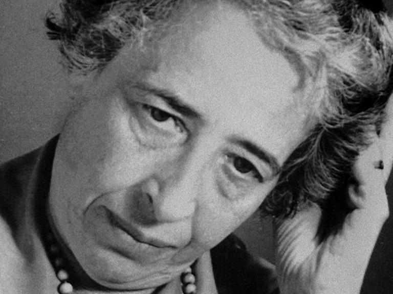 Ein Portrait der Philosophin Hannah Arendt mit Zigarette in der Hand