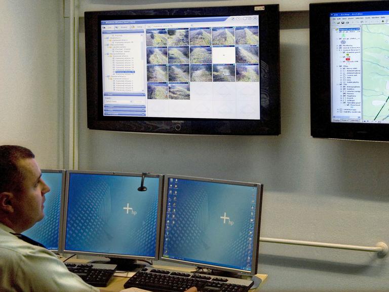 Ein Beamter überwacht in der Polizeizentrale Sobrance in der Slowakei sämtliche Grenzabschnitte zur Ukraine Tag und Nacht an Bildschirmen (Foto vom 16.11.2007). Die Sensoren der verwendeten Kameras können Nachts zwischen Menschen und Tieren unterscheiden.