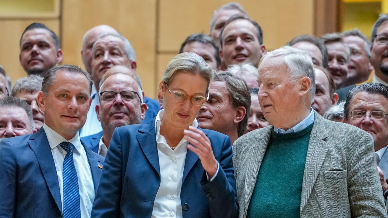 Berlin: Tino Chrupalla (l-r), AfD-Bundesvorsitzender, Alice Weidel, Fra...</p>

                        <a href=