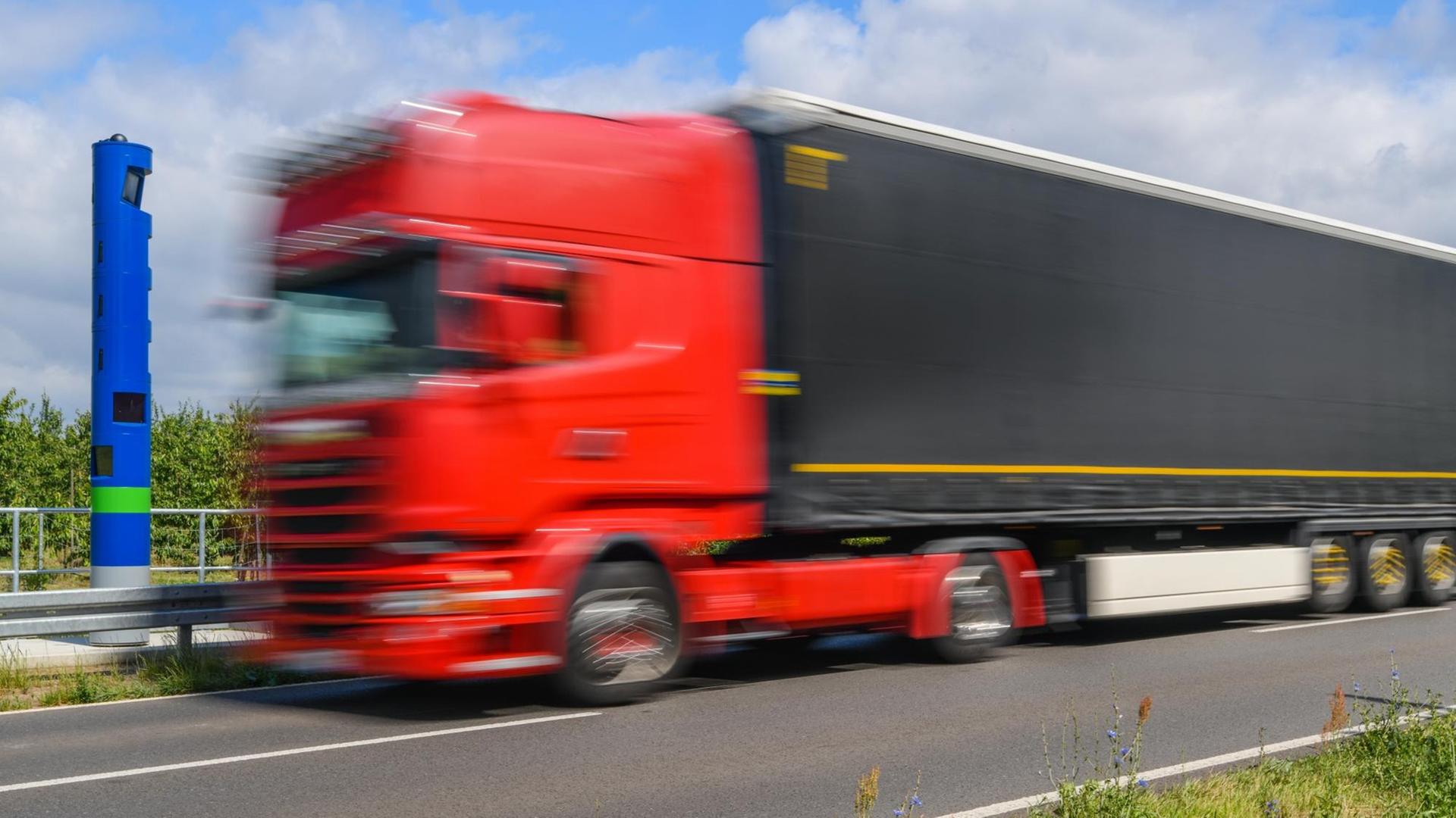 Eine Kontrollstelle zur Erfassung der Maut für LKW steht an einer Bundesstraße Eine Kontrollstelle zur Erfassung der Maut für LKW steht an einer Bundesstraße