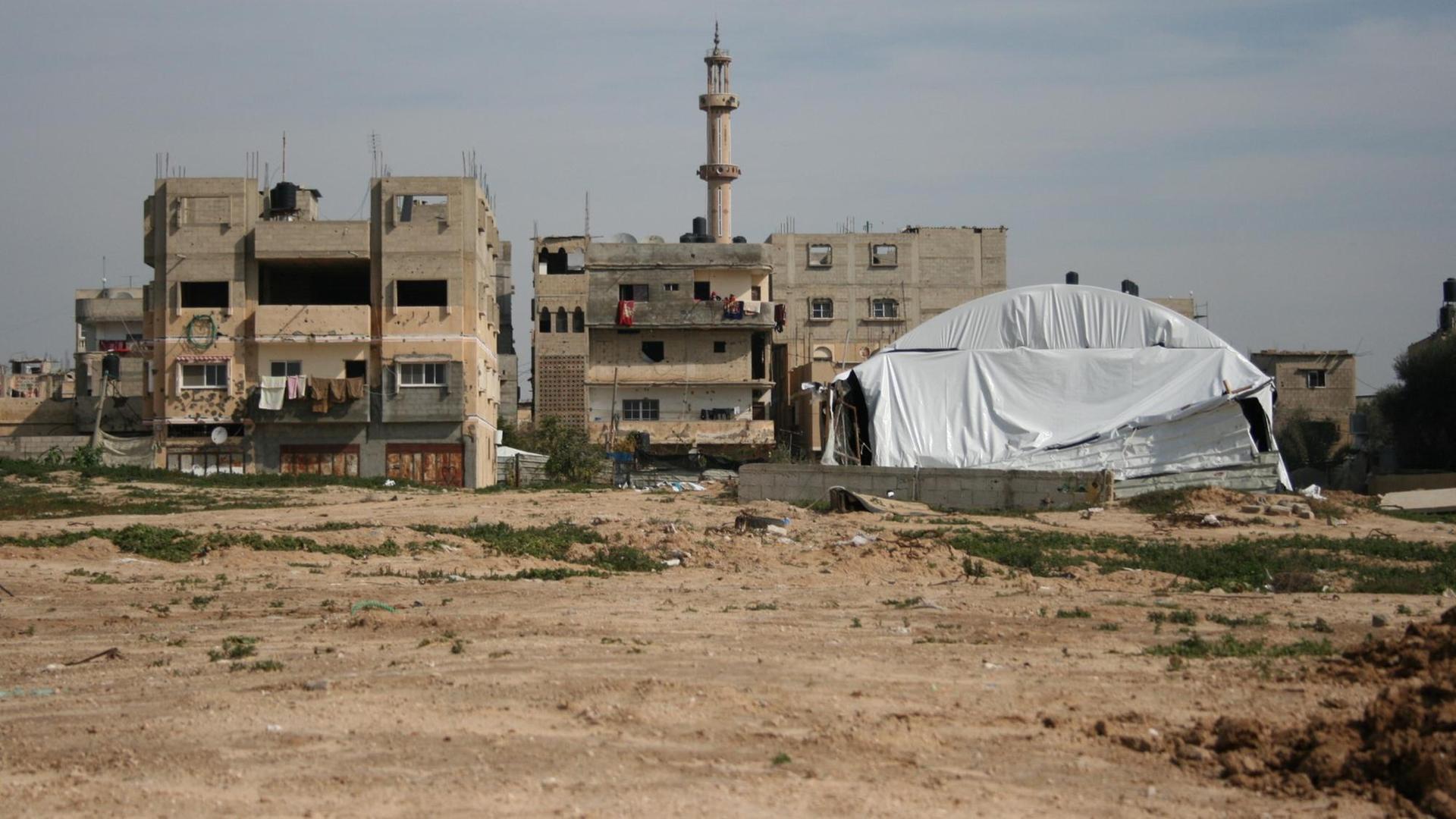 Ein Zelt über einem Eingang zu einem Schmugglertunnel am 01.02.2016 im Gazastreifen an der Grenze zu Ägypten. Ein Zelt über einem Eingang zu einem Schmugglertunnel am 01.02.2016 im Gazastreifen an der Grenze zu Ägypten.