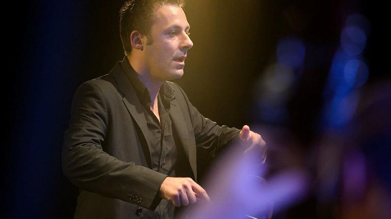Der Dirigent Prmiel Petrović leitet ein Orchester. Der Dirigent Prmiel Petrović leitet ein Orchester.