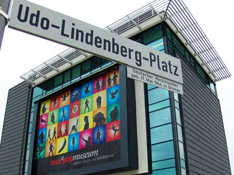 Der Platz vor dem Rock'n' Pop-Museum in Gronau trägt Udo Lindenbergs Namen. Der Sänger wurde in Gronau geboren.