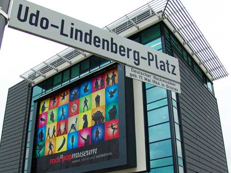 Der Platz vor dem Rock'n' Pop-Museum in Gronau trägt Udo Lindenbergs Namen. Der Sänger wurde in Gronau geboren. Der Platz vor dem Rock'n' Pop-Museum in Gronau trägt Udo Lindenbergs Namen. Der Sänger wurde in Gronau geboren.