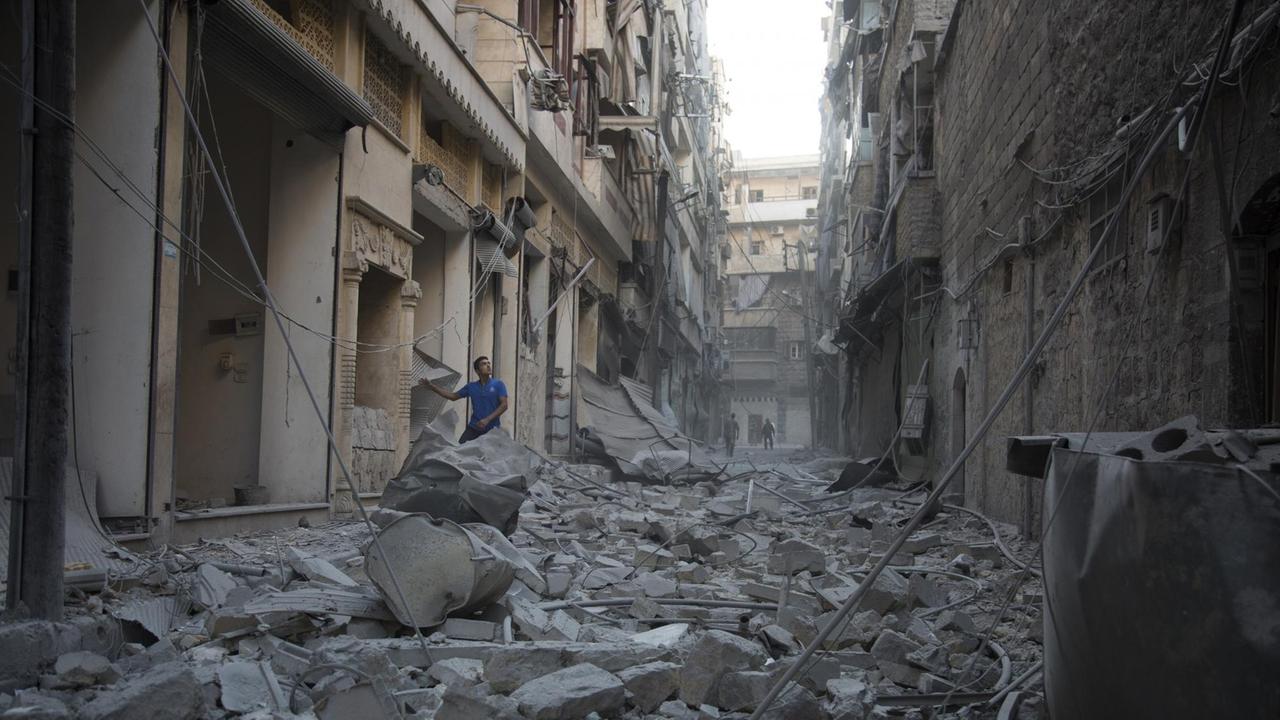 Ein Mann steht in Trümmern in Aleppo. Ein Mann steht in Trümmern in Aleppo.