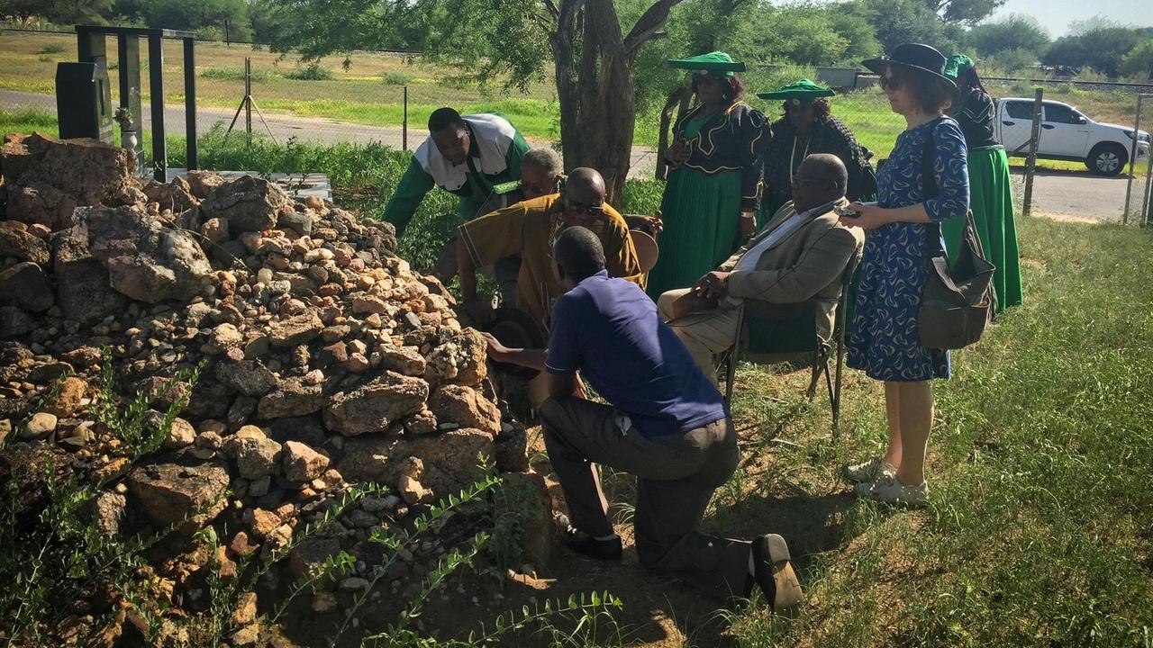 Menschen am Grab des Kahimemua in Okahandja Menschen am Grab des Kahimemua in Okahandja