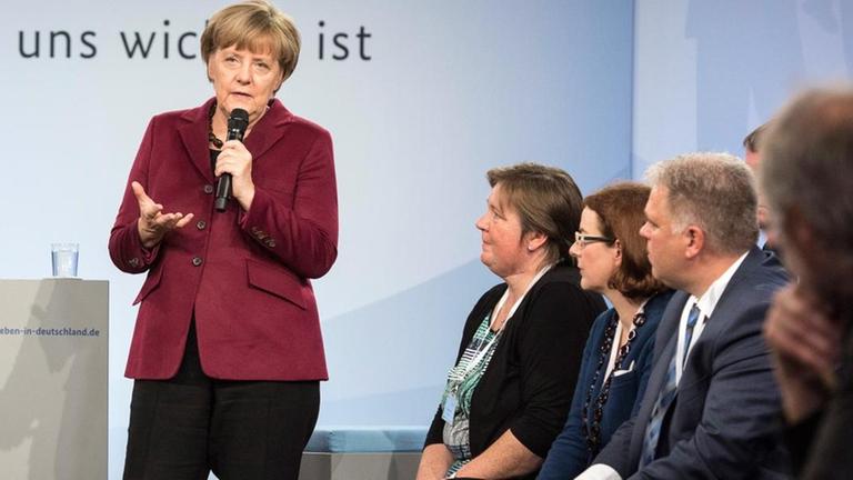 Bundeskanzlerin Angela Merkel spricht am 26.10.2015 in Nürnberg (Bayern) während der Diskussionsrunde mit eingeladenen Teilnehmern des Bürgerdialogs "Gut leben in Deutschland" in Nürnberg. Bundeskanzlerin Angela Merkel spricht am 26.10.2015 in Nürnberg (Bayern) während der Diskussionsrunde mit eingeladenen Teilnehmern des Bürgerdialogs "Gut leben in Deutschland" in Nürnberg.