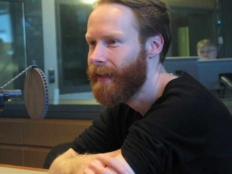 Der Hamburger Sänger und Liedermacher Enno Bunger zu Gast bei Deutschlandradio Kultur.