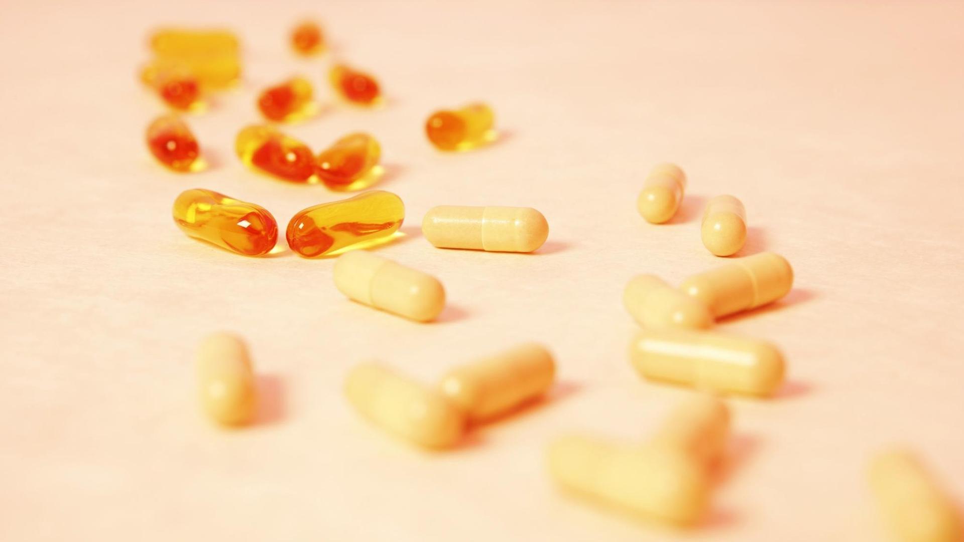 Zu sehen sind organge Kapseln. Sie enthalten Selen, Vitamin A, C und E. Zu sehen sind organge Kapseln. Sie enthalten Selen, Vitamin A, C und E.