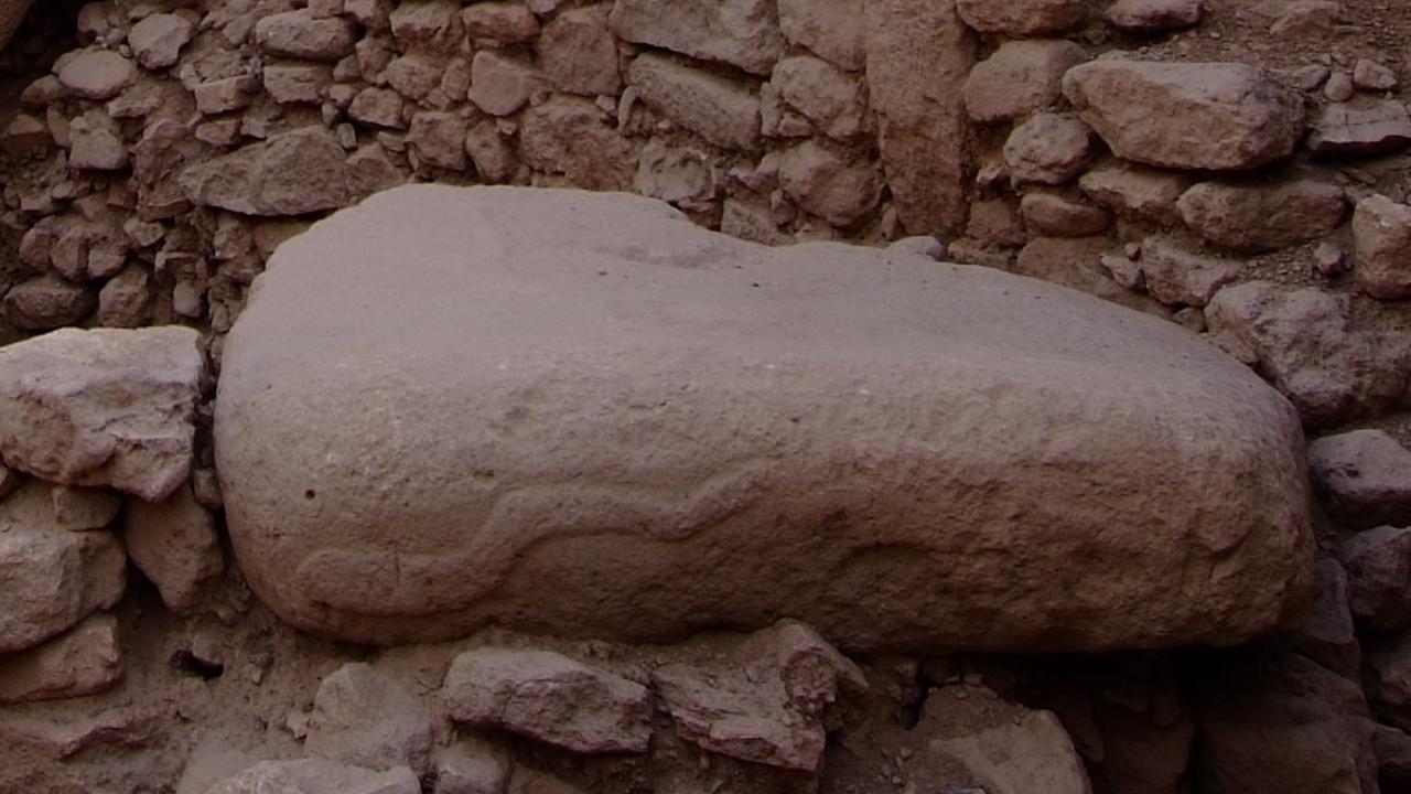 Typisches Motiv: eine Schlange auf einem Stein im Göbekli Tepe