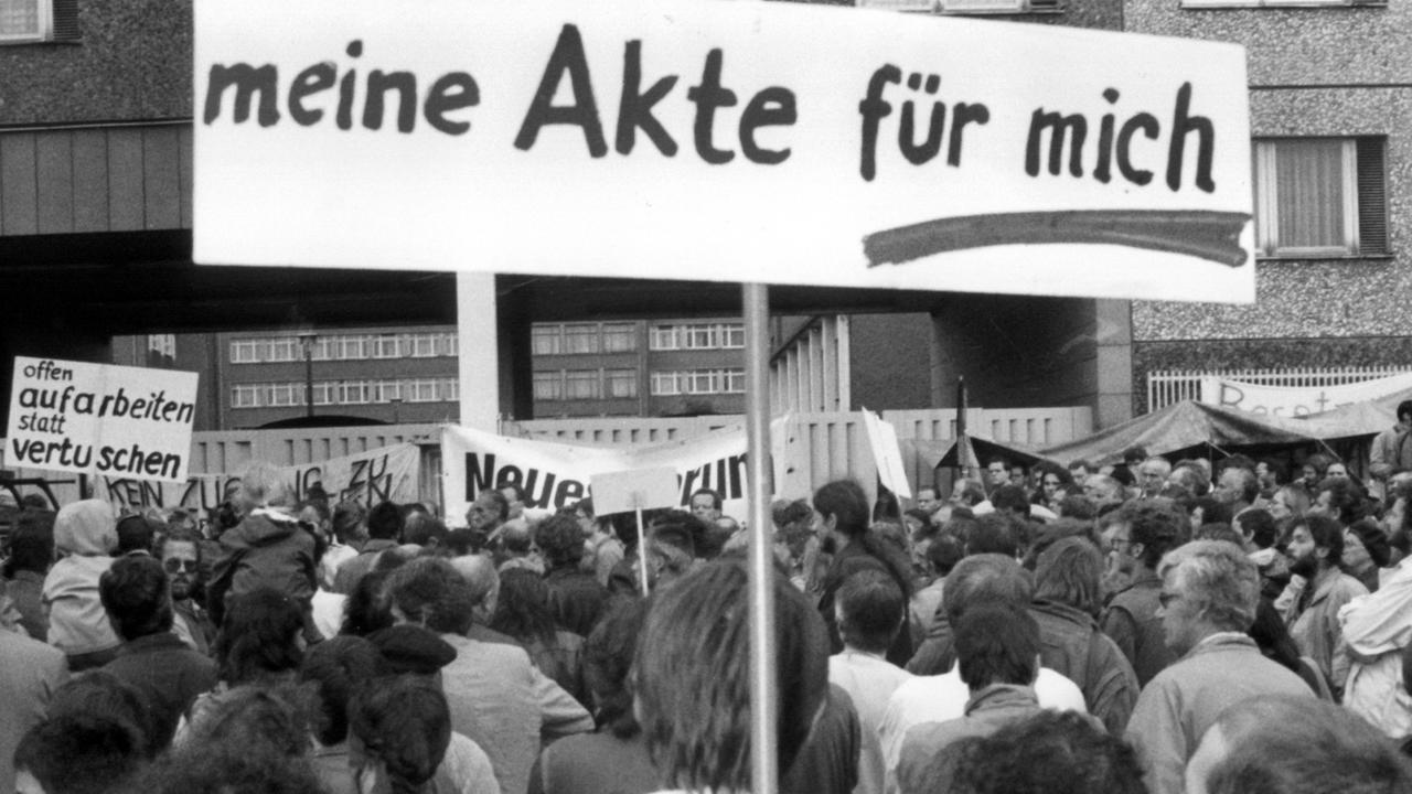 Am 5. September 1990 demonstrieren Bürger für Einsicht in ihre Stasiakten. Am 5. September 1990 demonstrieren Bürger für Einsicht in ihre Stasiakten.