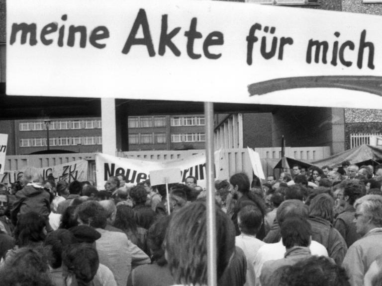 Am 5. September 1990 demonstrieren Bürger für eine Einsicht in ihre Stasiakten.