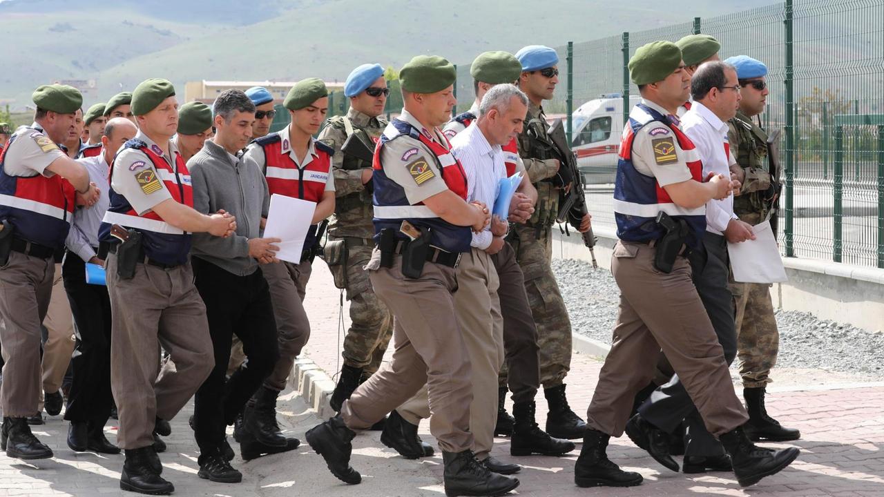 Soldaten, denen eine Beteiligung am Putschversuch vorgeworfen wird, werden im Gefängnis Sincan in einen Gerichtssaal geführt. Soldaten, denen eine Beteiligung am Putschversuch vorgeworfen wird, werden im Gefängnis Sincan in einen Gerichtssaal geführt.