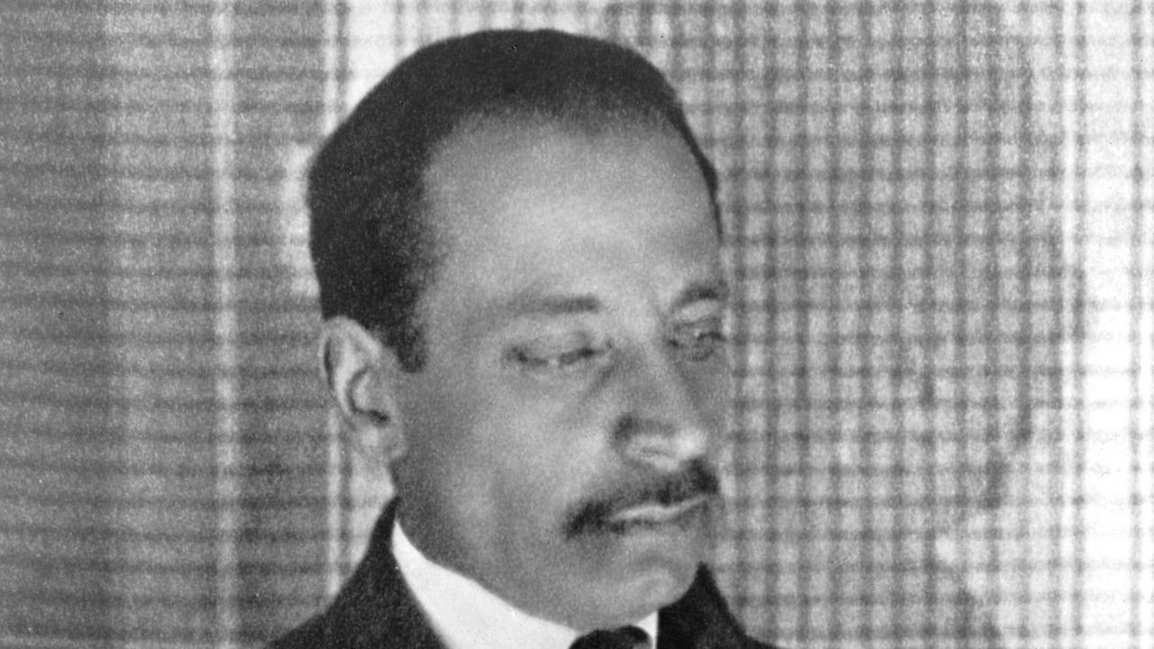 Rainer Maria Rilke schaut nachdenklich zu Boden Rainer Maria Rilke schaut nachdenklich zu Boden