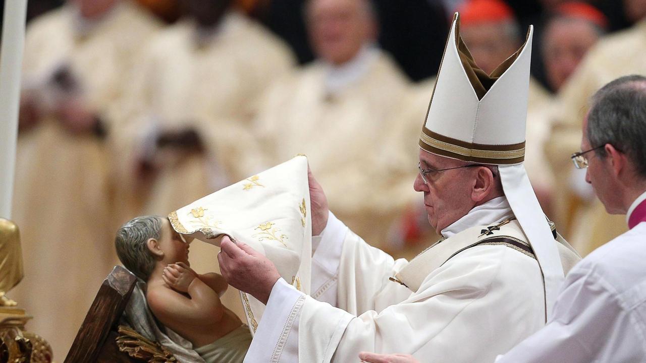 Papst Franzsiskus während er Mitternachtsmesse an Heiligabend im Sankt Petersdom.