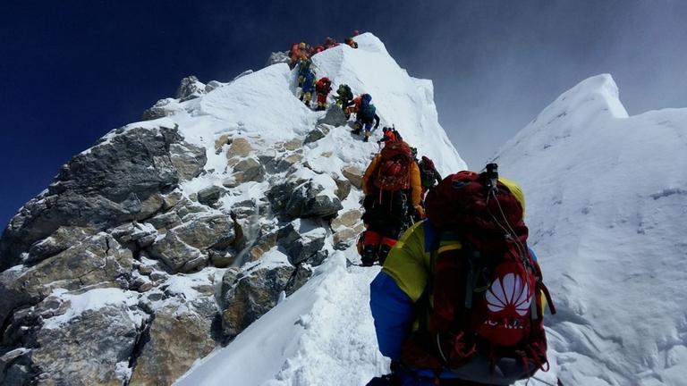 Bergsteiger stauen sich am Gipfel des Mount Everest. Bergsteiger stauen sich am Gipfel des Mount Everest.