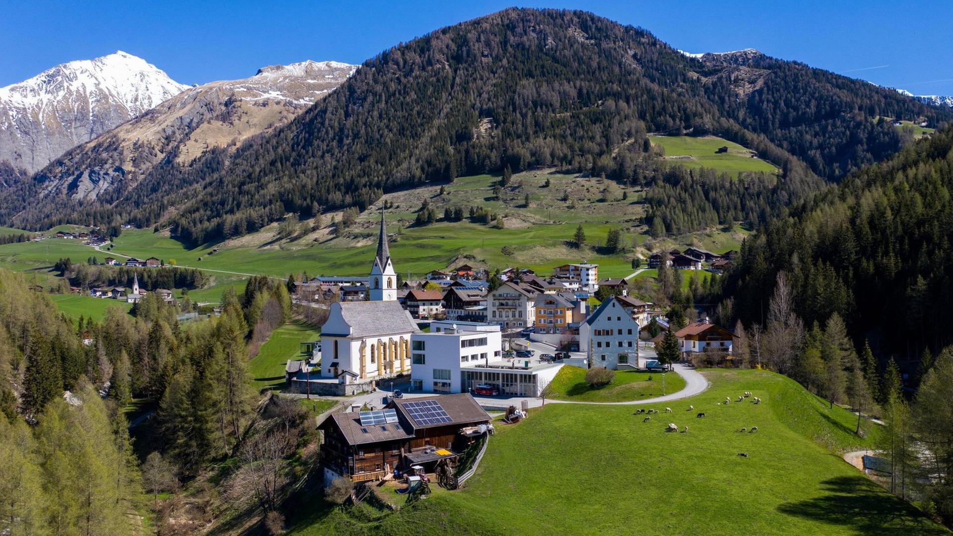 Ortsteil Kals Koednitz mit Pfarrkirche am Grossglockner Ortsteil Kals Koednitz mit Pfarrkirche am Grossglockner