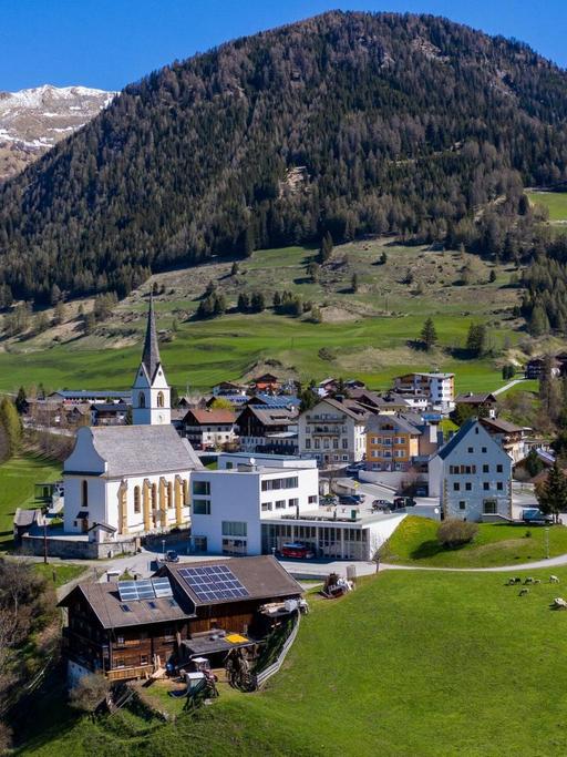 Ortsteil Kals Koednitz mit Pfarrkirche am Grossglockner