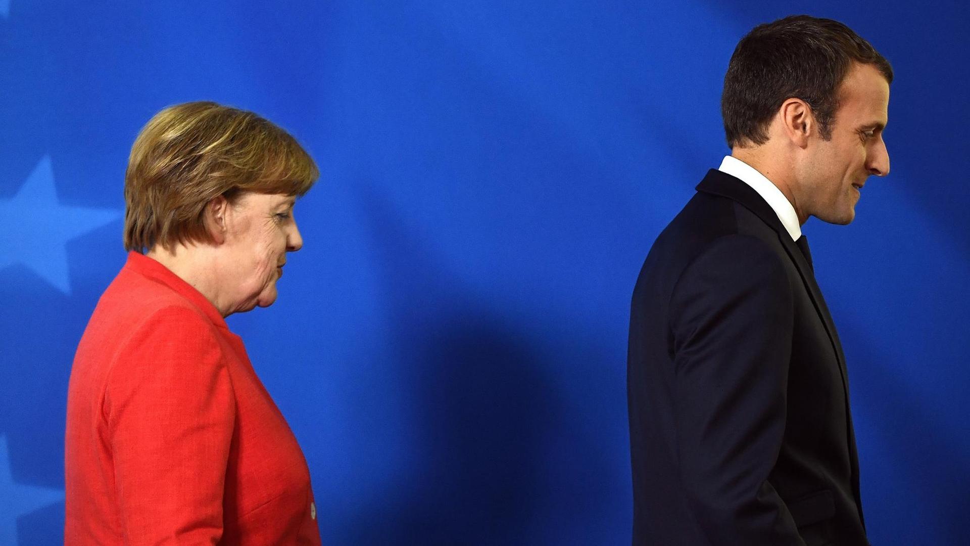 Deutschlands Kanzlerin Merkel und Frankreichs Präsident Macron verlassen nach einer gemeinsamen Pressekonferenz das Podium. Deutschlands Kanzlerin Merkel und Frankreichs Präsident Macron verlassen nach einer gemeinsamen Pressekonferenz das Podium.