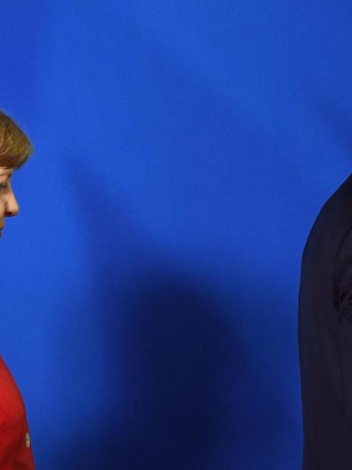 Deutschlands Kanzlerin Merkel und Frankreichs Präsident Macron verlassen nach einer gemeinsamen Pressekonferenz das Podium.