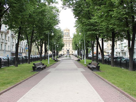 Minsk Park mit Blick auf die Staatssicherheit Minsk Park mit Blick auf die Staatssicherheit