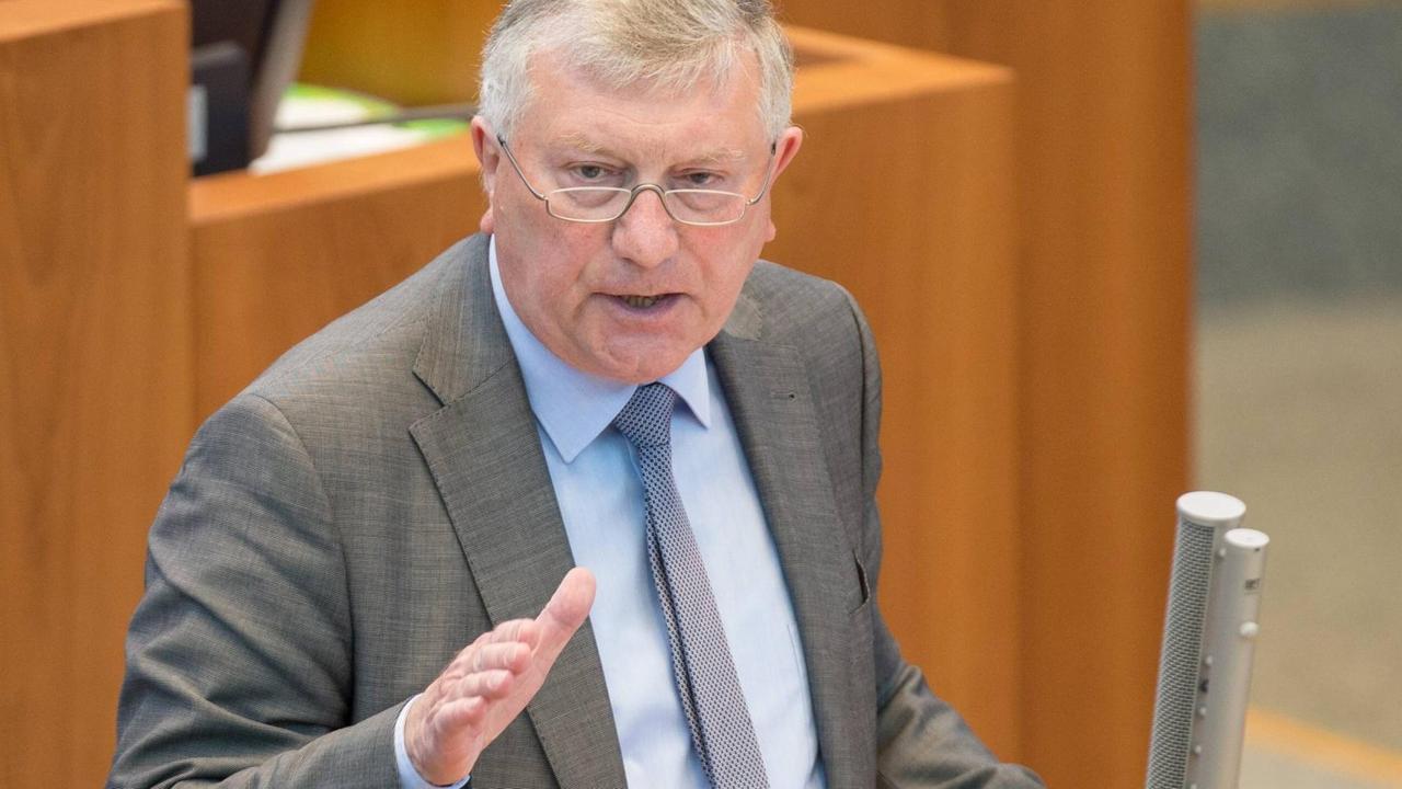 Der nordrhein-westfälische AfD-Politiker Helmut Seifen spricht im Landtag in Düsseldorf Der nordrhein-westfälische AfD-Politiker Helmut Seifen spricht im Landtag in Düsseldorf
